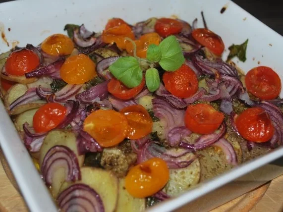 Rezept: Patate arraganate - im Ofen geröstete Kartoffeln mit Zwiebeln und Tomaten Bild Nr. 3 Patate arraganate - im Ofen geröstete Kartoffeln mit Zwiebeln und Tomaten - Rezept - Bild Nr. 3