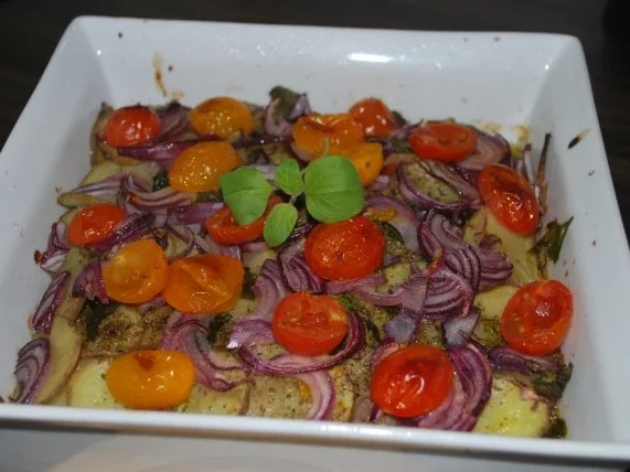Rezept: Patate arraganate - im Ofen geröstete Kartoffeln mit Zwiebeln und Tomaten Bild Nr. 3 Patate arraganate - im Ofen geröstete Kartoffeln mit Zwiebeln und Tomaten - Rezept - Bild Nr. 3