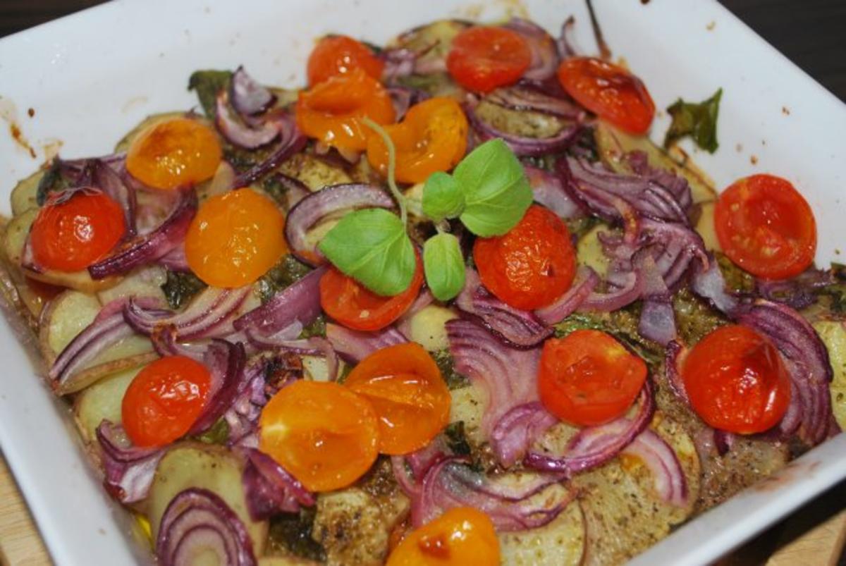 Patate arraganate - im Ofen geröstete Kartoffeln mit Zwiebeln und Tomaten - Rezept