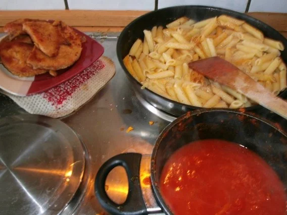 Nudeln in  Tomatensosse und Jägerschnitzel - Rezept - Bild Nr. 9