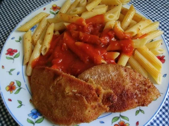 Nudeln in  Tomatensosse und Jägerschnitzel - Rezept
