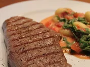 Bistecca e Gnocchi con pomodoro & rucola - Rezept