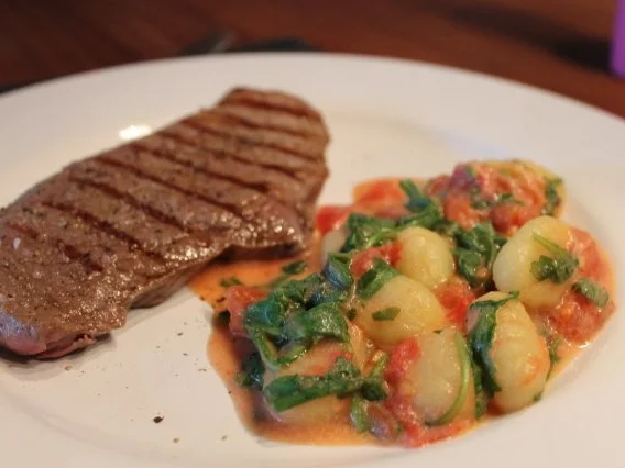 Bistecca e Gnocchi con pomodoro & rucola - Rezept - Bild Nr. 2