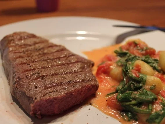 Bistecca e Gnocchi con pomodoro & rucola - Rezept - Bild Nr. 3