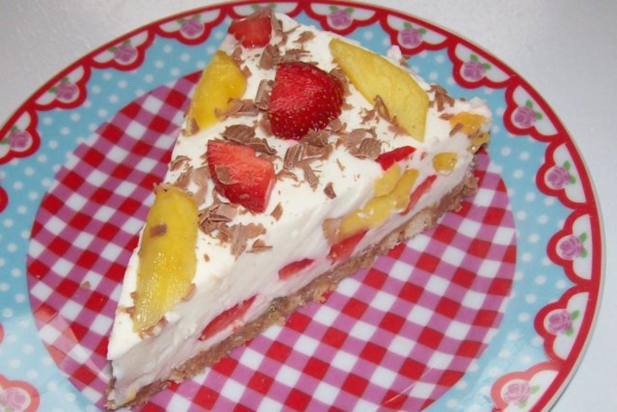 Käse-Joghurt-Torte mit Nektarinen und Erdbeeren - Rezept