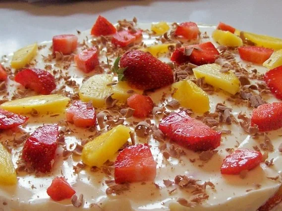 Rezept: Käse-Joghurt-Torte mit Nektarinen und Erdbeeren Bild Nr. 10 Käse-Joghurt-Torte mit Nektarinen und Erdbeeren - Rezept - Bild Nr. 10