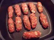 Cevapcici mit Paprika-Reis; mediterrane Hackfleisch-Röllchen - Rezept
