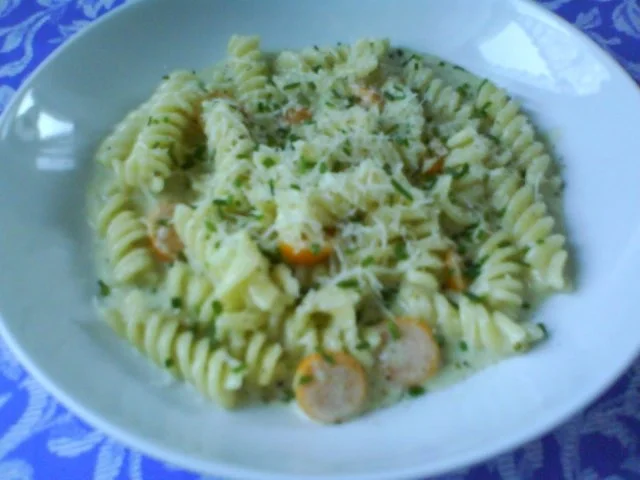 Rezept: Pasta in fruchtiger Kräutersahnesoße Pasta in fruchtiger Kräutersahnesoße - Rezept