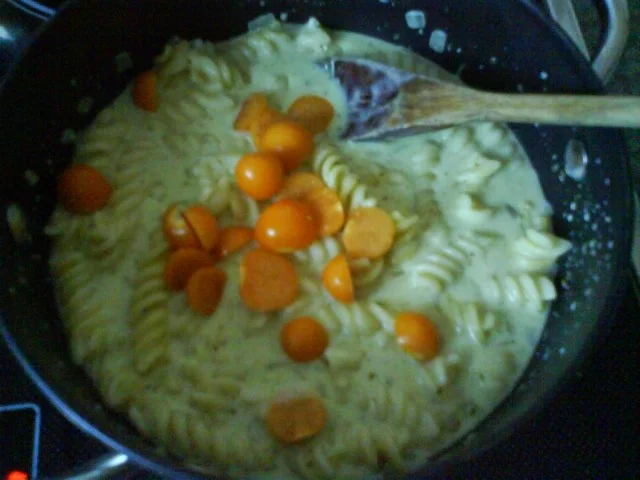 Rezept: Pasta in fruchtiger Kräutersahnesoße Bild Nr. 6 Pasta in fruchtiger Kräutersahnesoße - Rezept - Bild Nr. 6