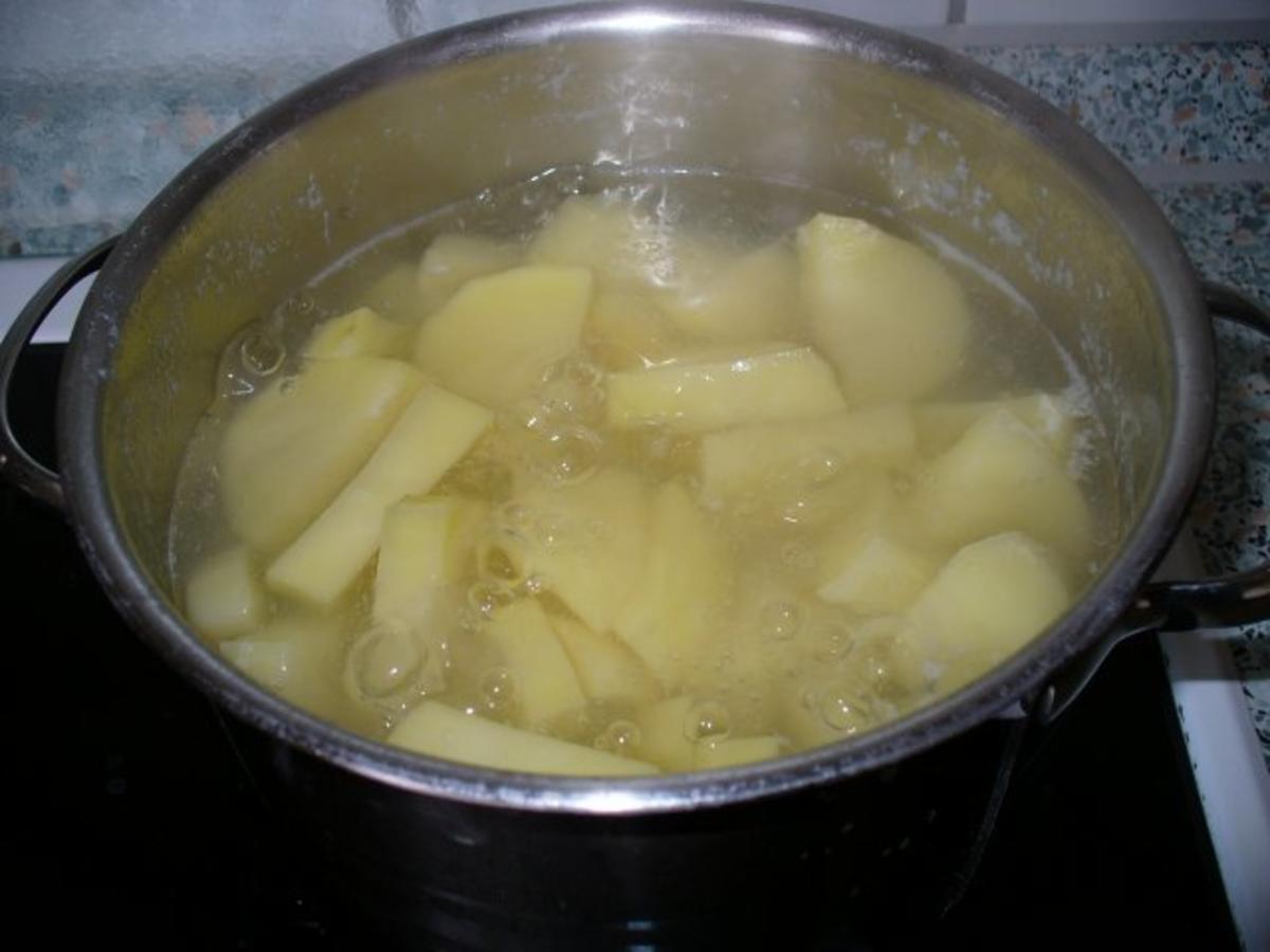Berner Würstchen an Kartoffelmus mit brauner Zwiebel - Rezept - Bild Nr. 2