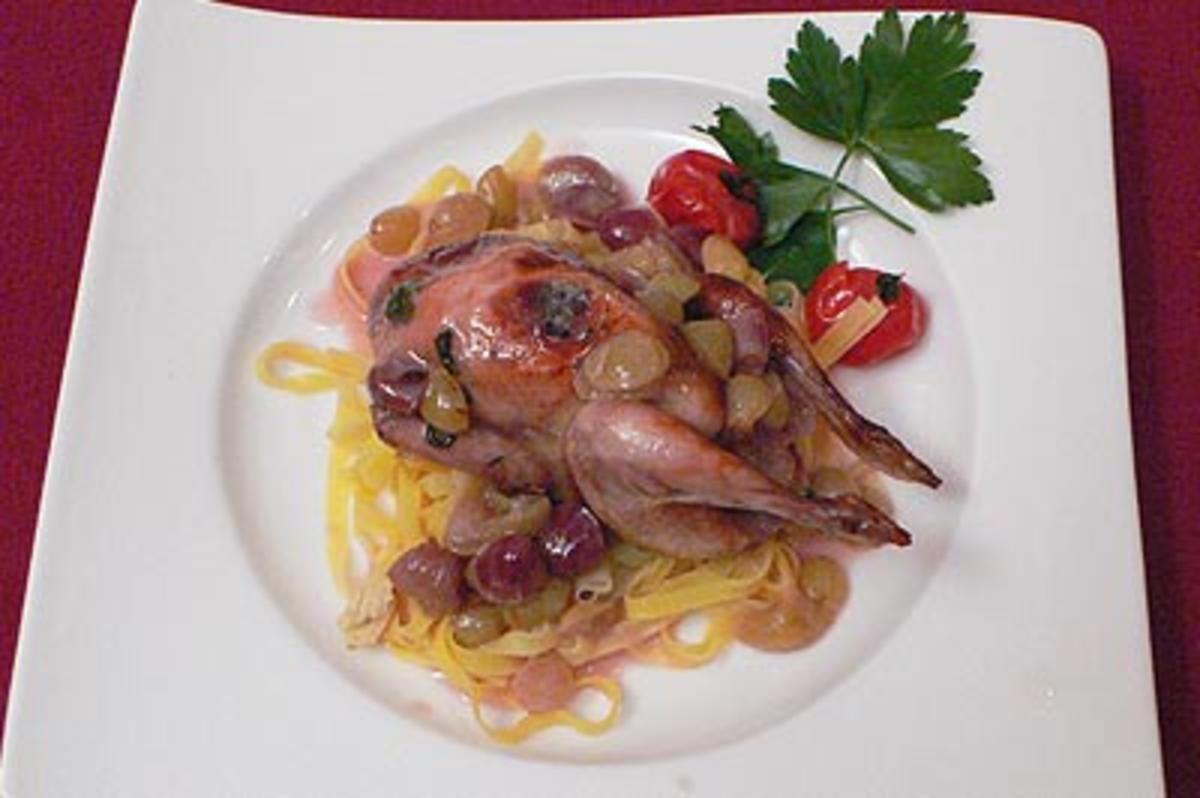 Wachtel auf Nudelnest in frischer Trauben-Majoransoße