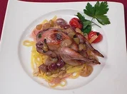 Wachtel auf Nudelnest in frischer Trauben-Majoransoße - Rezept