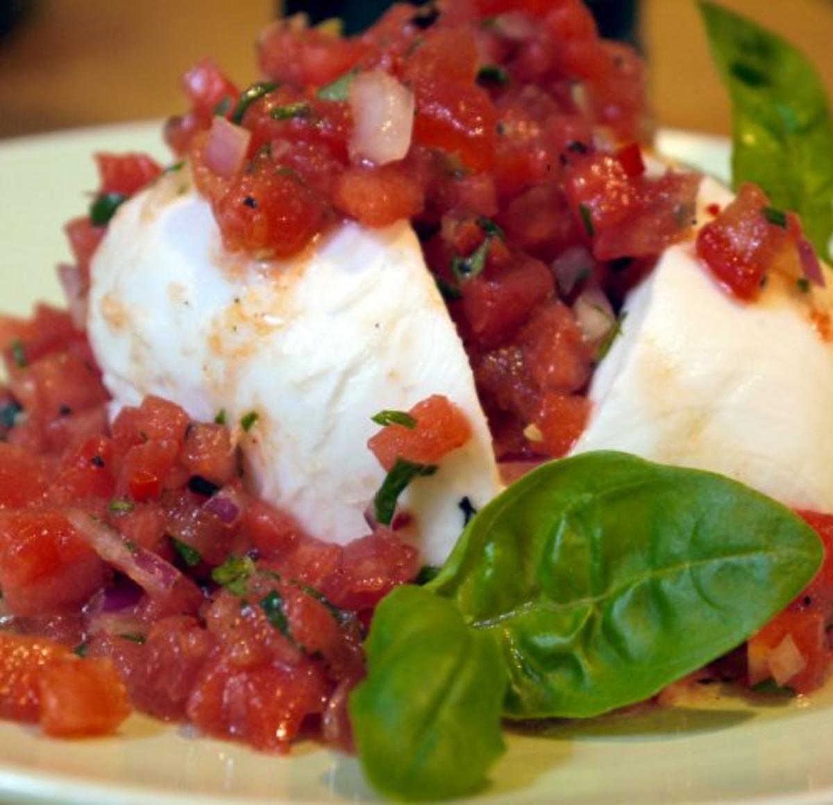 Büffelmozzarella mit Melonen-Salsa - Rezept - kochbar.de