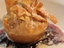 Dessert: Marzipan-Strudel-Säckchen auf Rhabarberragout und Mandelschaum - Rezept