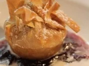 Dessert: Marzipan-Strudel-Säckchen auf Rhabarberragout und Mandelschaum - Rezept