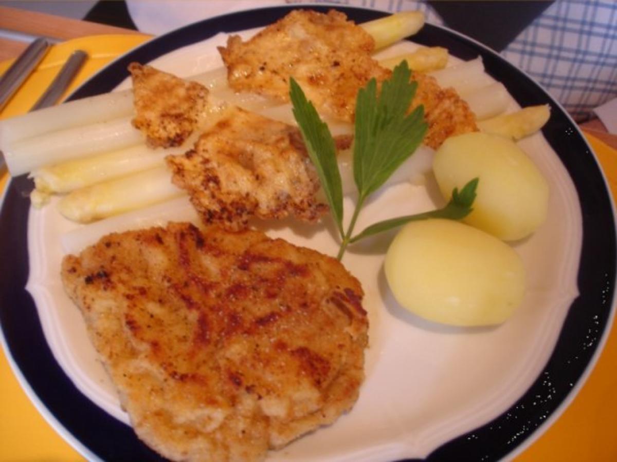 Spargel mit Kalbsschnitzel, Kartoffeln und flüssiger Butter - Rezept