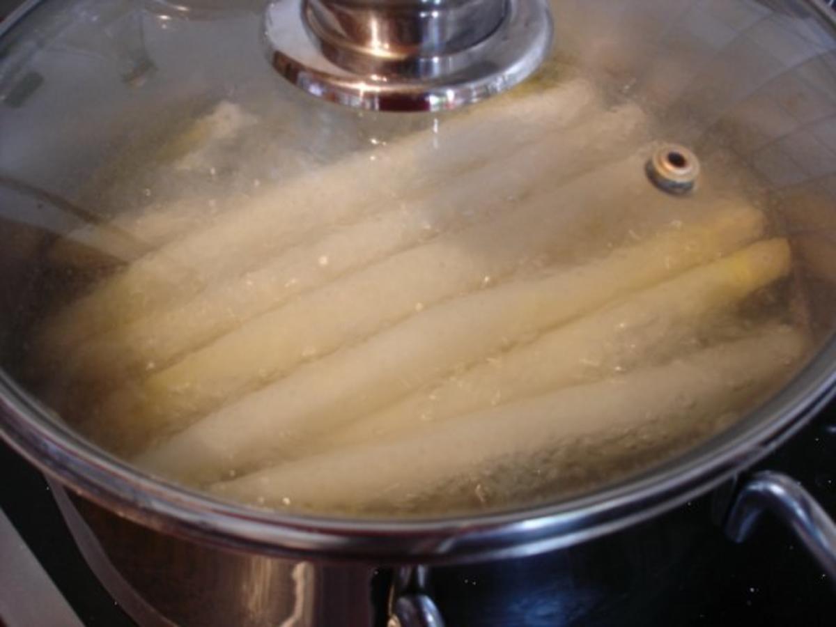 Spargel mit Kalbsschnitzel, Kartoffeln und flüssiger Butter - Rezept - Bild Nr. 2