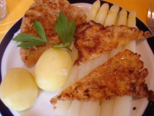 Rezept: Spargel mit Kalbsschnitzel, Kartoffeln und flüssiger Butter Bild Nr. 6 Spargel mit Kalbsschnitzel, Kartoffeln und flüssiger Butter - Rezept - Bild Nr. 6