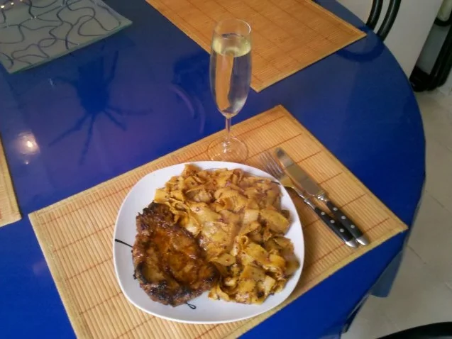 Fleisch: Asiatisch mariniertes Nackenkotelett mit Tomate-Chili-Bandnudeln - Rezept - Bild Nr. 12