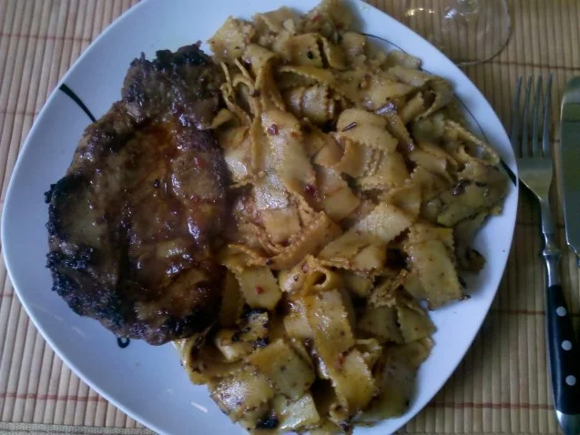 Fleisch: Asiatisch mariniertes Nackenkotelett mit Tomate-Chili-Bandnudeln - Rezept - Bild Nr. 13