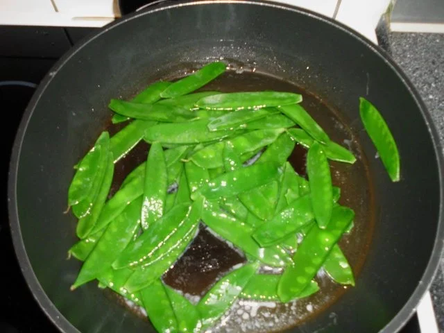 Hähnchenbrustfilet mit Knoblauch- Focaccia und Zuckerschoten - Rezept - Bild Nr. 4