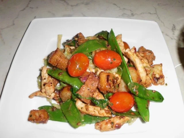 Hähnchenbrustfilet mit Knoblauch- Focaccia und Zuckerschoten - Rezept