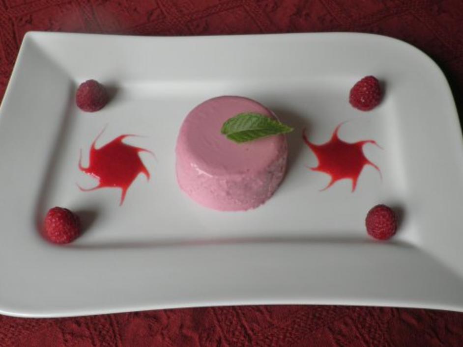 Beeren - Mousse mit Himbeersoße - Rezept - kochbar.de