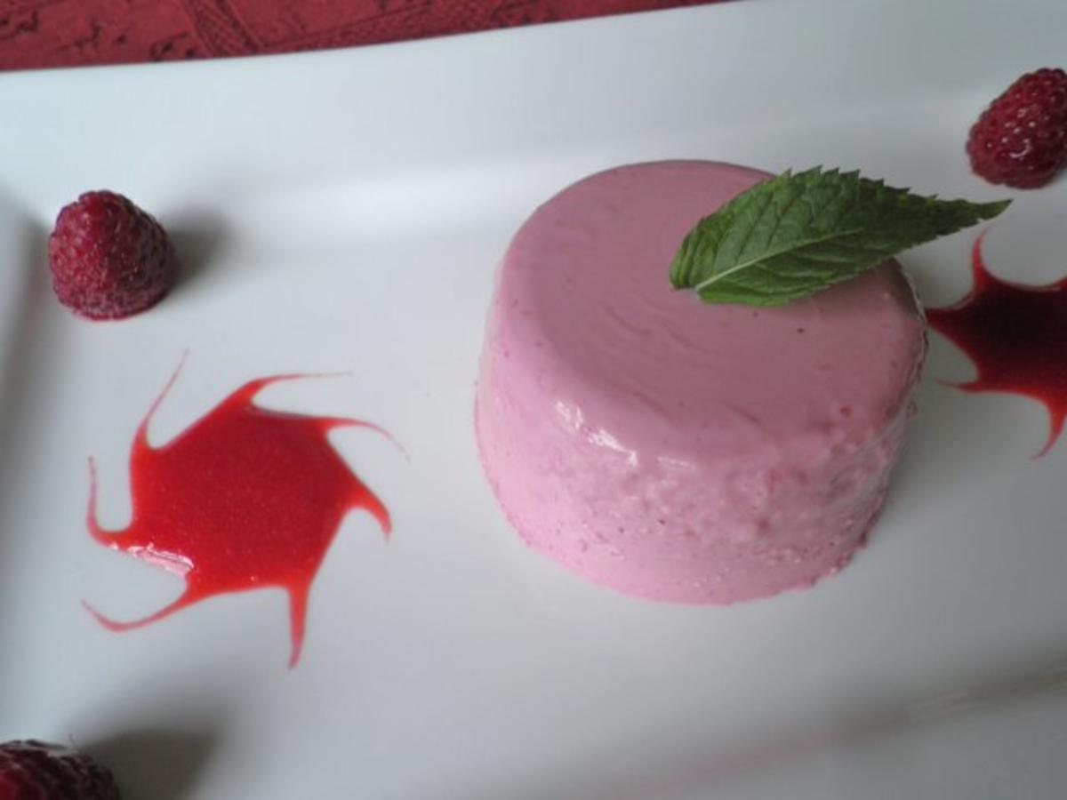 Beeren - Mousse mit Himbeersoße - Rezept - kochbar.de