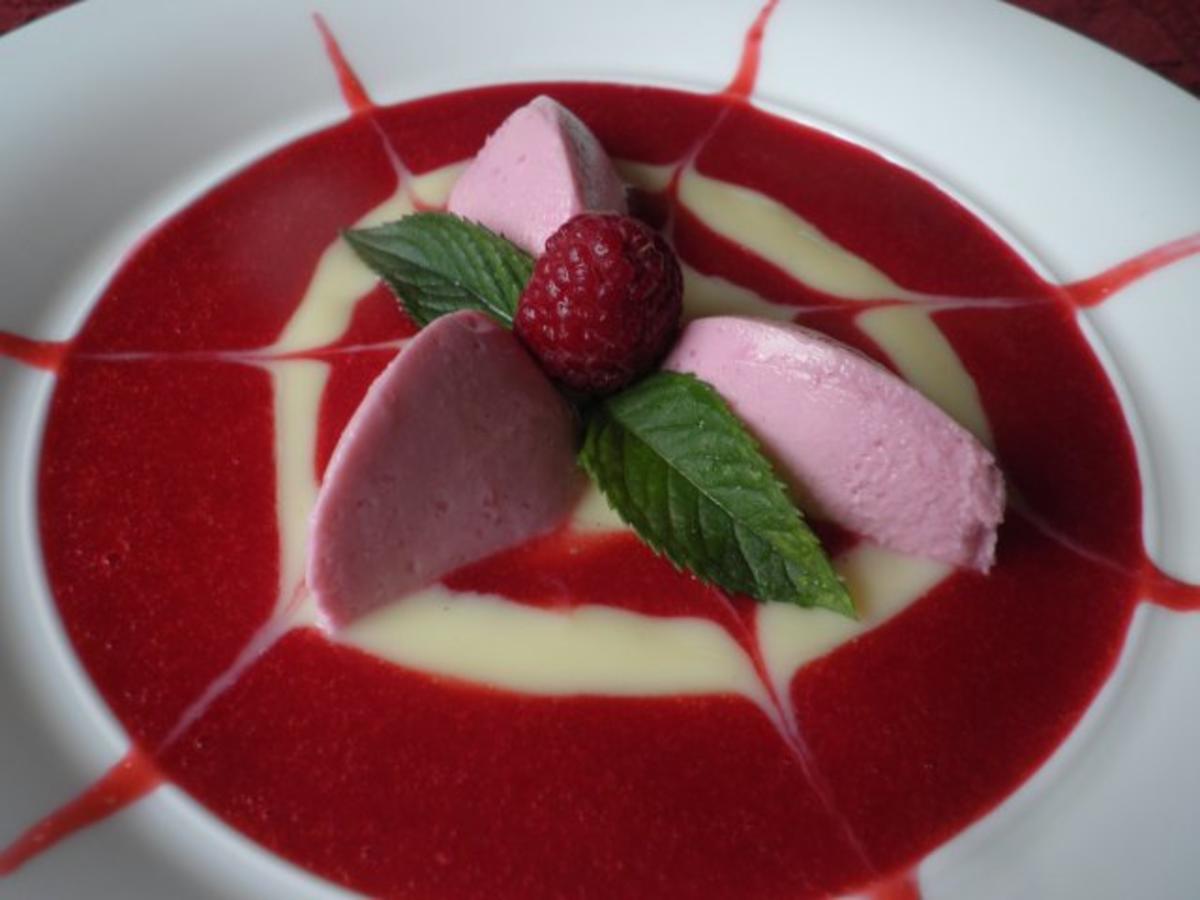 Beeren - Mousse mit Himbeersoße - Rezept