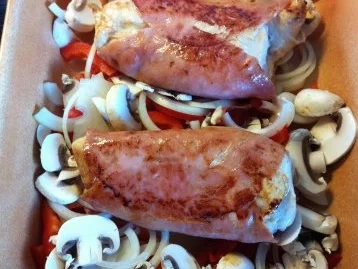 Hähnchenbrustfilet im Prosciutto Cotto Mantel auf Gemüsebett - Rezept