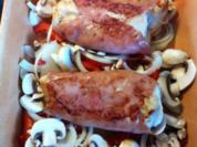 Hähnchenbrustfilet im Prosciutto Cotto Mantel auf Gemüsebett - Rezept