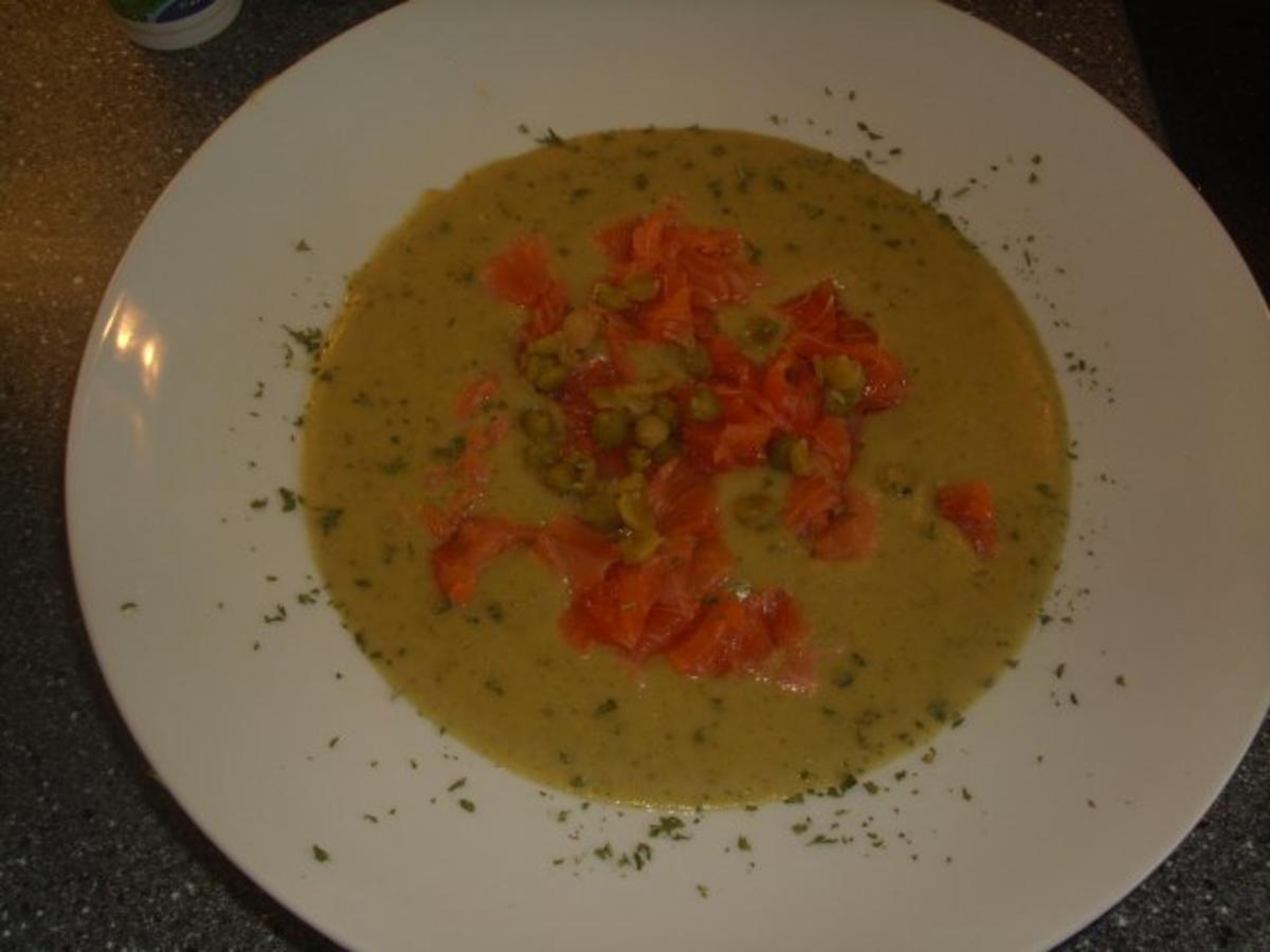 Erbsensuppe mit Räucherlachs - Rezept