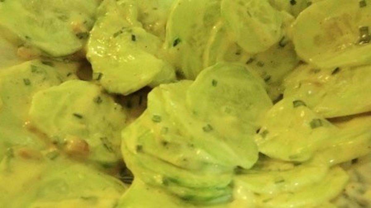 SALATE: Nuss-Gurkensalat und Röstzwiebeln - Rezept