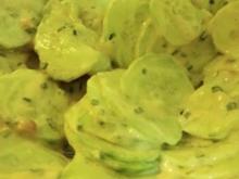 SALATE: Nuss-Gurkensalat und Röstzwiebeln - Rezept