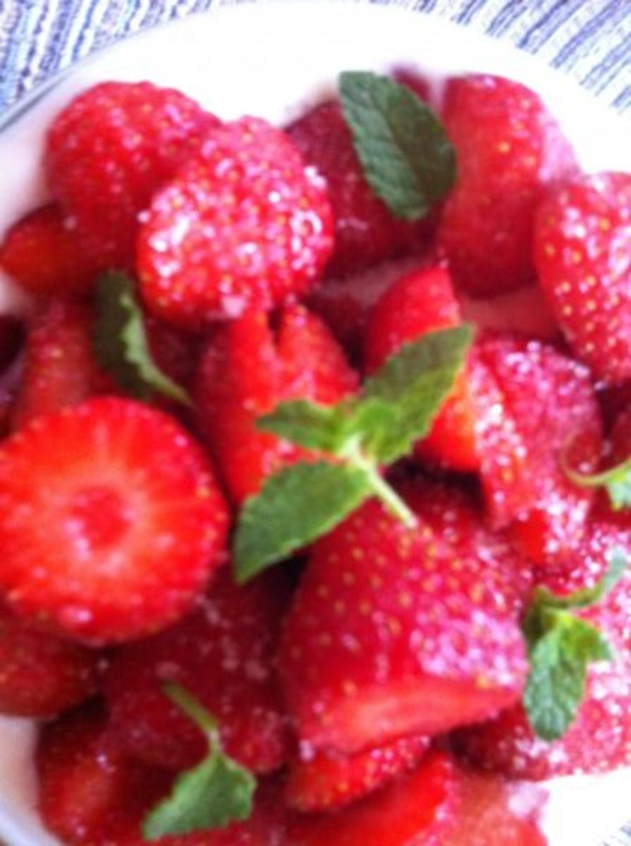 Erdbeeren mit Erdbeerminze-Vanille- Soße - Rezept - Bild Nr. 2
