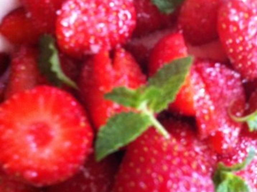 Erdbeeren mit Erdbeerminze Vanille- Soße - einfach - 103 kcal/100g