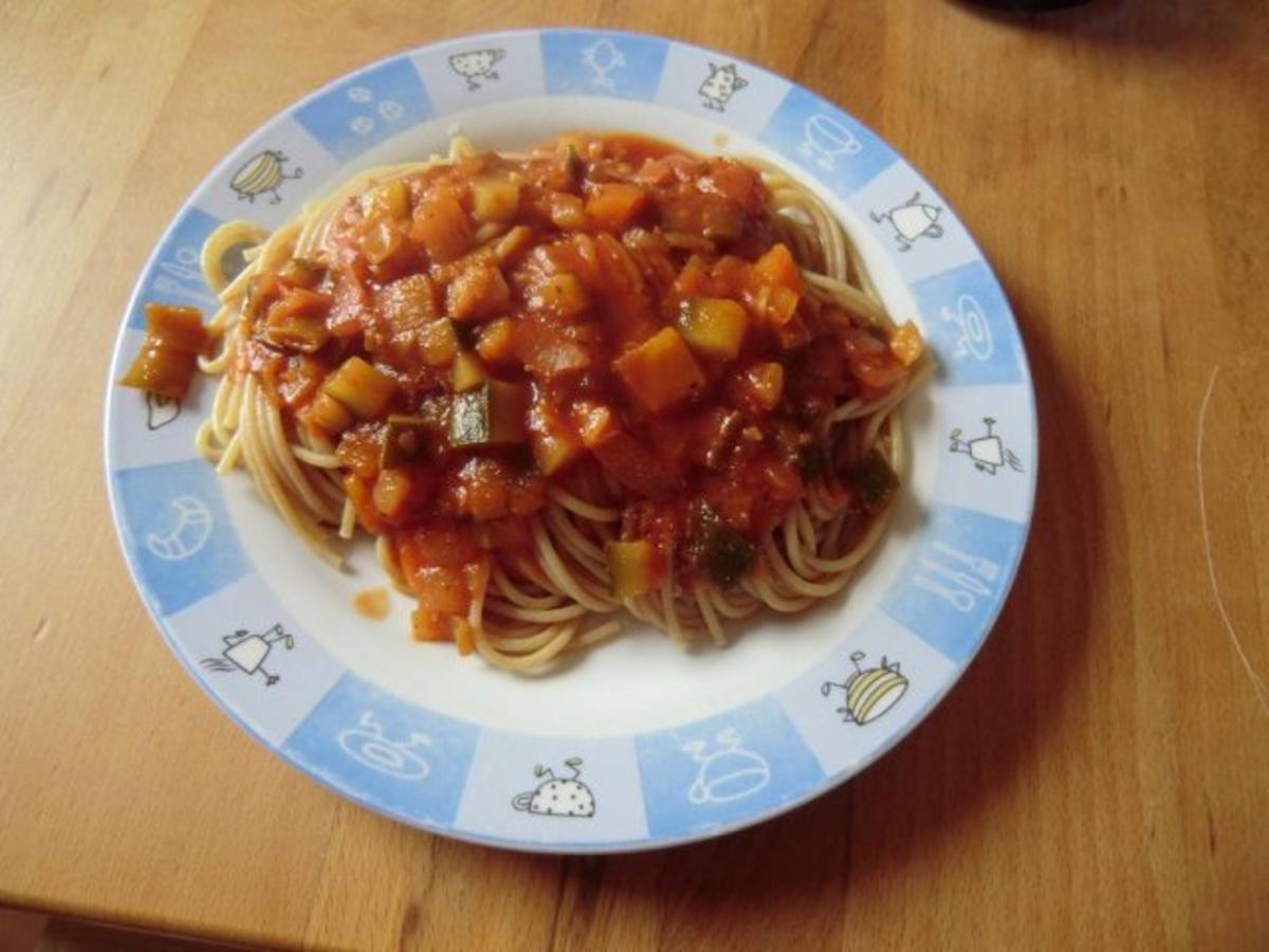 Vollkornspaghetti mit Gemüsesauce - schnell &amp; einfach - 185 kcal/100g