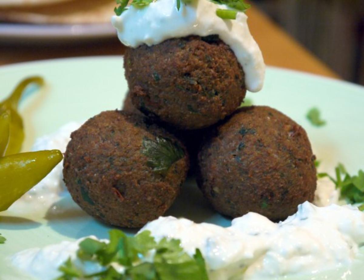 Bilder für Walnuss-Falafel mit Minz-Dip - Rezept