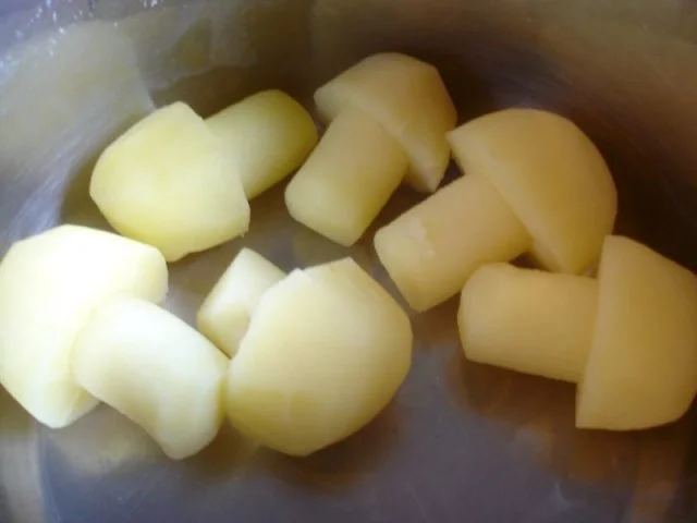 Rezept: Bratwurst mit Rahm Blattspinat und Kartoffelpilzen Bild Nr. 6 Bratwurst mit Rahm Blattspinat und Kartoffelpilzen - Rezept - Bild Nr. 6