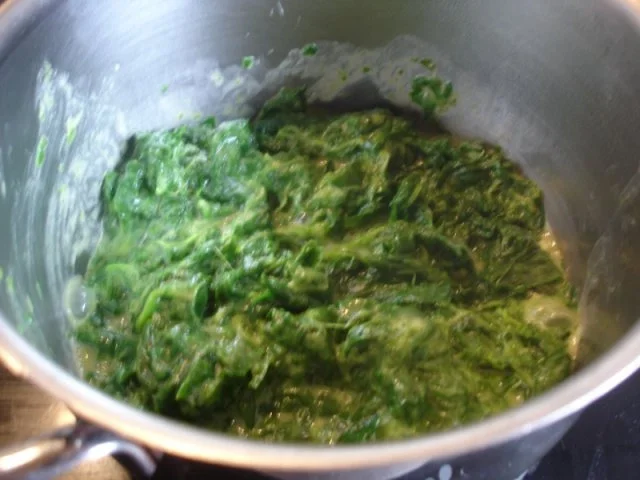 Rezept: Bratwurst mit Rahm Blattspinat und Kartoffelpilzen Bild Nr. 8 Bratwurst mit Rahm Blattspinat und Kartoffelpilzen - Rezept - Bild Nr. 8