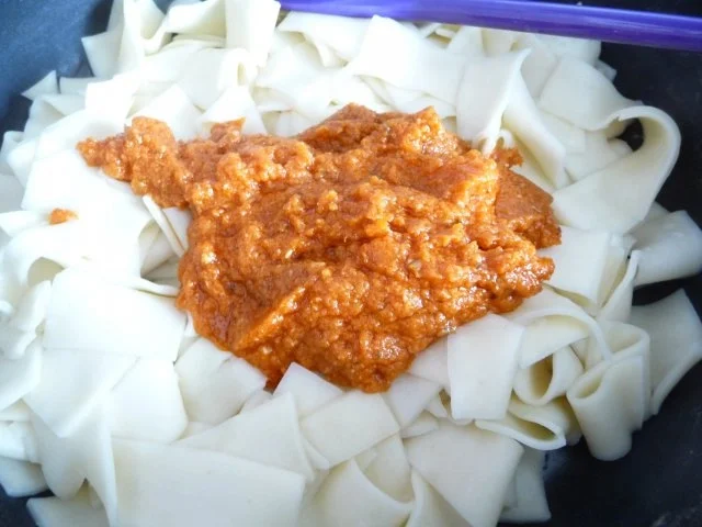 Pasta : Bandnudeln an Mandel - Kürbis - Pesto dazu Gurkensalat - Rezept - Bild Nr. 9