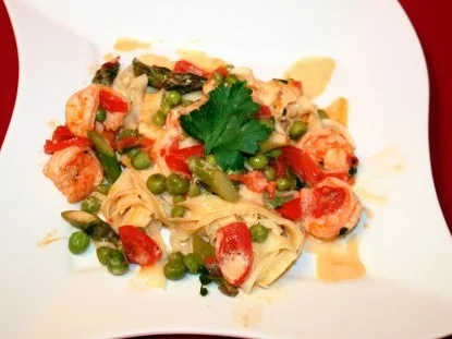 Rezept: Tagliatelle mit Spargel und Garnelen, dazu schaumige Zitronensoße Tagliatelle mit Spargel und Garnelen, dazu schaumige Zitronensoße - Rezept