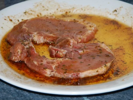 Schweinekotelett "Griechisch" mit Tzatziki - Rezept