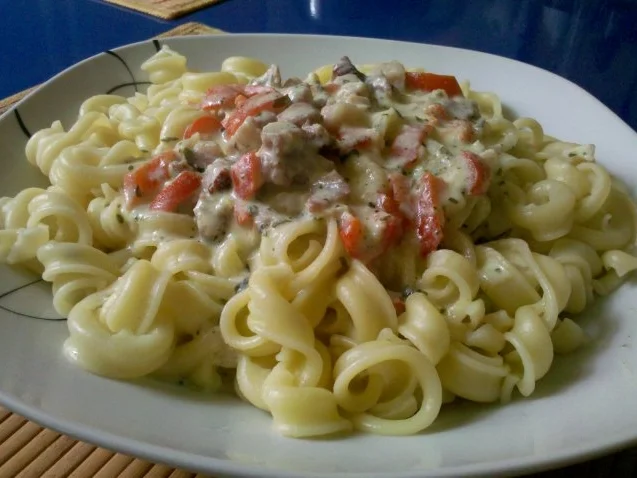 Nudeln: Pikante Kräutersoße mit Rollinis - Rezept