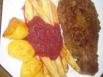 Spargel – paniertes Schweinenackensteak mit gebratenen Spargel und roter Betecreme - Rezept