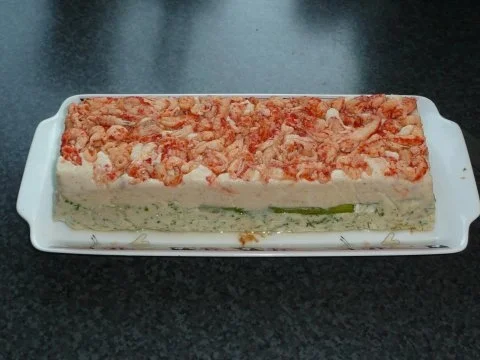 Fischterrine mit grünem Spargel auf Feldsalat und Blaubeervinaigrette - Rezept - Bild Nr. 2