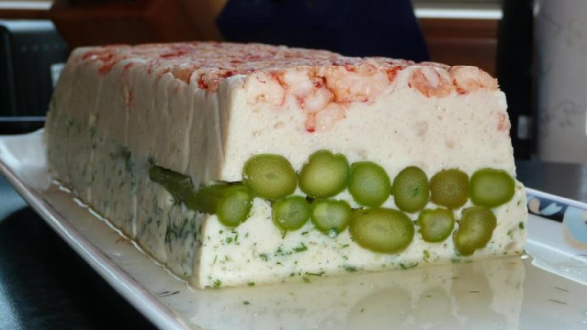 Fischterrine mit grünem Spargel auf Feldsalat und Blaubeervinaigrette - Rezept - Bild Nr. 4