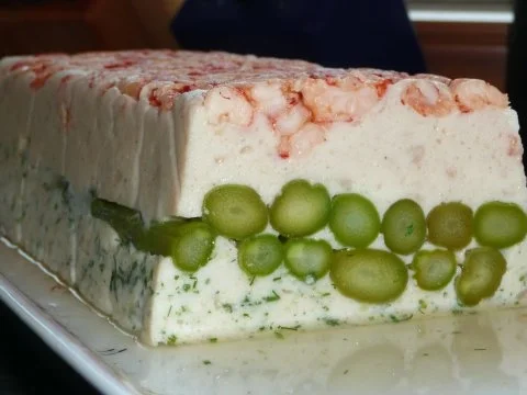 Fischterrine mit grünem Spargel auf Feldsalat und Blaubeervinaigrette - Rezept - Bild Nr. 4