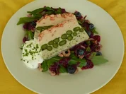 Fischterrine mit grünem Spargel auf Feldsalat und Blaubeervinaigrette - Rezept
