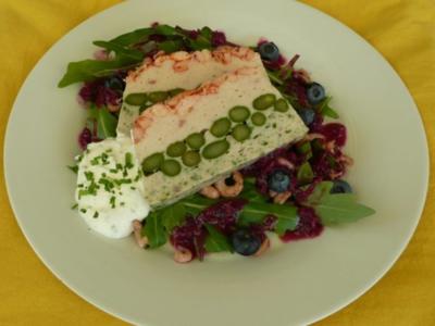 Rezept: Fischterrine mit grünem Spargel auf Feldsalat und Blaubeervinaigrette Fischterrine mit grünem Spargel auf Feldsalat und Blaubeervinaigrette - Rezept